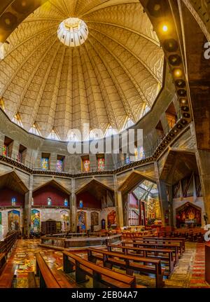 NAZARETH, ISRAËL, 13 SEPTEMBRE 2018 : intérieur de la basilique de l'annonciateur à Nazareth, Israël Banque D'Images