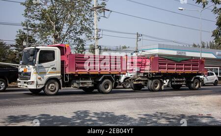 Chiangmai, Thaïlande - janvier 19 2021 : camion-remorque de la compagnie Thanachai. Sur la route n°1001, à 8 km de la ville de Chiangmai. Banque D'Images