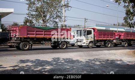 Chiangmai, Thaïlande - janvier 19 2021 : camion-remorque de la compagnie Thanachai. Sur la route n°1001, à 8 km de la ville de Chiangmai. Banque D'Images