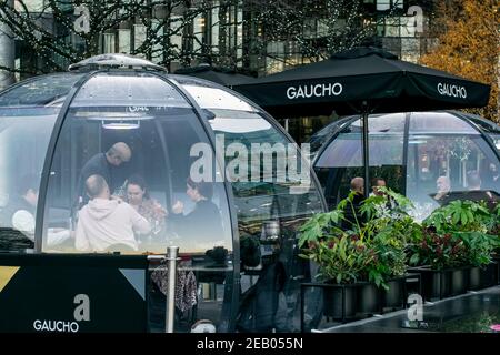 Londres, Royaume-Uni - 15 décembre 2020 : salle de service séparée du restaurant Gaucho, salon séparé, igloos au bord de la rivière surplombant Tower Bridge Banque D'Images