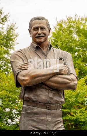 Kannapolis, Caroline du Nord, États-Unis. 26 septembre 2020. 26 septembre 2020 - Kannapolis, Caroline du Nord, États-Unis : la statue du défunt Dale Earnhardt se trouve au milieu de la place de la ville à Kannapolis, Caroline du Nord. Credit: Walter G Arce SR Grindstone Medi/ASP/ZUMA Wire/Alay Live News Banque D'Images