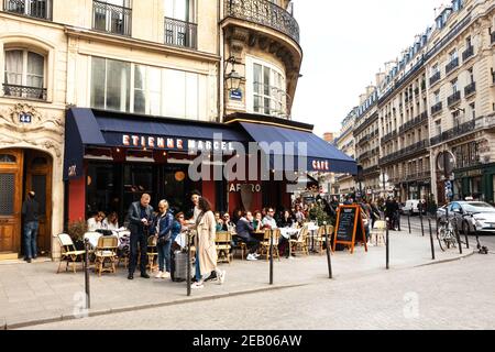 PARIS, FRANCE - 6 AVRIL 2019 : les Parisiens et les touristes s'assoient sur la terrasse du café Etienne Marcel de la rue Montmartre. Les cafés de Paris semblent être un impor Banque D'Images