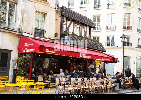 PARIS, FRANCE - 6 AVRIL 2019 : les Parisiens et les touristes s'assoient sur la terrasse du café le Tambur. Les cafés de Paris semblent être un important culturel et sociali Banque D'Images