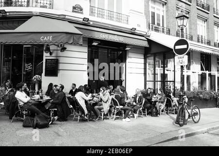 PARIS, FRANCE - 6 AVRIL 2019 : les Parisiens et les touristes s'assoient sur la terrasse d'un café en centre-ville. Les cafés de Paris semblent être un important culturel et soc Banque D'Images