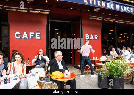 PARIS, FRANCE - 6 AVRIL 2019 : les Parisiens et les touristes s'assoient sur la terrasse du café Etienne Marcel dans la rue Montmartre le jour du printemps. Les cafés de Paris sont imp Banque D'Images