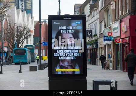 Watford, Royaume-Uni. 11 février 2021. Un signe lié au coronavirus du NHS dans le centre-ville de Watford alors que la pandémie du coronavirus se poursuit. Le gouvernement britannique tente d'atteindre son objectif de 15 millions de vaccins administrés d'ici le 15 février, et de 13,5 millions de vaccins administrés à ce jour. Credit: Stephen Chung / Alamy Live News Banque D'Images