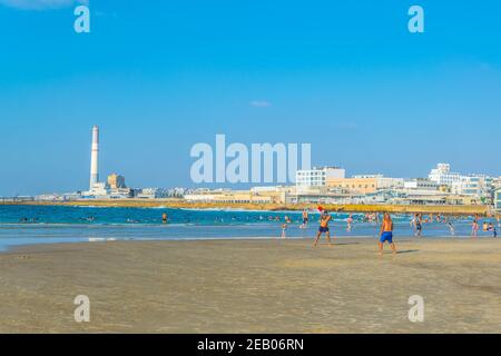 TEL AVIV, ISRAËL, 10 SEPTEMBRE 2018 : les gens profitent d'une journée ensoleillée sur une plage à tel Aviv, Israël Banque D'Images