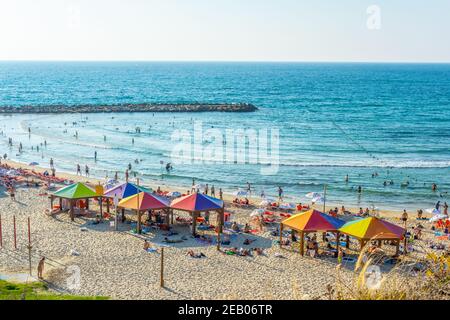 TEL AVIV, ISRAËL, 10 SEPTEMBRE 2018 : les gens profitent d'une journée ensoleillée sur une plage à tel Aviv, Israël Banque D'Images