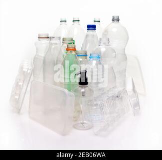 Collection de matériaux à base de plastique domestique, filés sur un fond blanc avec réflexion. Flacons, plateaux alimentaires, conteneur à pompe prêt pour le recyclage. Banque D'Images