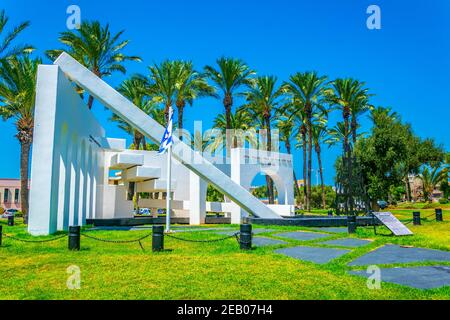 ACRE, ISRAËL, 12 SEPTEMBRE 2018 : monument blanc au jardin Hairiya à Acre, Israël Banque D'Images