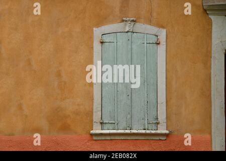 Volets en bois typiques sur un mur de maison en argile à Aubagne, Bouches-du-Rhône, Provence France. Banque D'Images