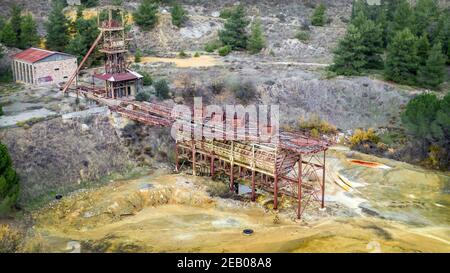 Vue aérienne d'une mine de cuivre abandonnée de Kokkinogia à Mitsero, Chypre Banque D'Images