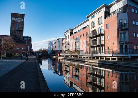 CHESTER, ROYAUME-UNI - 26 novembre 2020 : bateau-canal sur le canal Shropshire Union à Chester. Banque D'Images