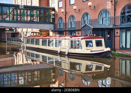 CHESTER, ROYAUME-UNI - 26 novembre 2020 : un bateau étroit amarré à l'extérieur d'un complexe résidentiel sur le canal de Shropshire à Chester, Royaume-Uni. Banque D'Images