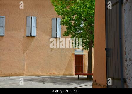 Façade traditionnelle en argile avec volets en bois gris typique à Aubagne, Bouches-du-Rhône, Provence France. Banque D'Images