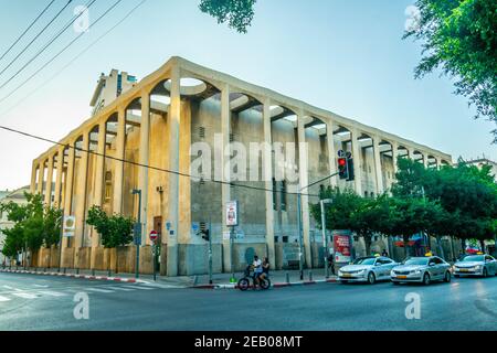 TEL AVIV, ISRAËL, 15 SEPTEMBRE 2018 : les gens se promènaient devant la grande synagogue de tel aviv, Israël Banque D'Images