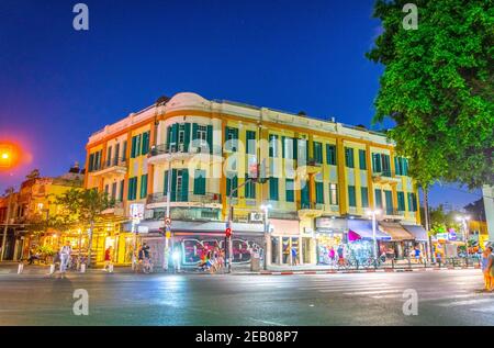 TEL AVIV, ISRAËL, 15 SEPTEMBRE 2018 : vue au coucher du soleil sur la rue dizengoff dans le centre de tel Aviv, Israël Banque D'Images