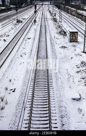 Les voies enneigées entraînent des perturbations dans la circulation ferroviaire Banque D'Images