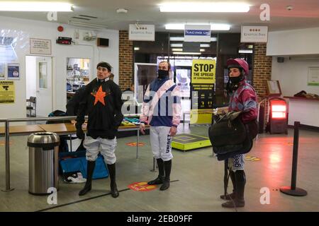 Harry Skelton (à gauche), Nico de Boinville (au centre) et Rex Dingle regardent tous un replay dans la salle de pesée de la course NH Flat Race vbet.co.uk « Jumper » Bumper » (Div 1) au champ de courses de Kempton Park à Sunbury-on-Thames, Surrey. Date de la photo : jeudi 11 février 2021. Banque D'Images