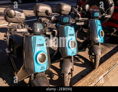 Un trio de cyclomoteurs électriques de la compagnie de partage de cyclomoteurs Revel gara dans le quartier de Chelsea, à New York, le samedi 30 janvier 2021. (© Richard B. Levine) Banque D'Images