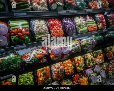 Paquets de légumes précoupés et en portions dans un supermarché à New York le vendredi 22 janvier 2021. (© Richard B. Levine) Banque D'Images