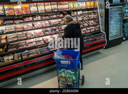 Senior dans le département de boucher d'un supermarché à New York le mardi 19 janvier 2021. (© Richard B. Levine) Banque D'Images