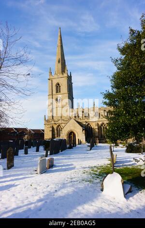 Église Saint-Sébastien dans la neige. Great Gonerby, Grantham, Lincolnshire. Banque D'Images