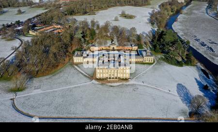 Attingham Park, Shropshire, Royaume-Uni. 11 février 2021 neige d'hiver. Vue aérienne de la propriété du National Trust Attingham Park près de Shrewsbury dans le Shropshire. Le hall est fermé aux visiteurs en raison de la pandémie, mais le parc est ouvert aux marcheurs sur réservation à l'avance. Crédit : Sam Bagnall/Alamy Live News Banque D'Images