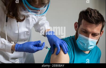 homme dans le groupe à risque qui reçoit le vaccin contre le coronavirus Banque D'Images