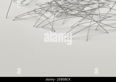 Courbes abstraites connectées, lignes métalliques passant par la surface, fond blanc, conception d'entreprise Banque D'Images