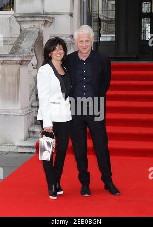 Londres, Royaume-Uni. 8th août 2013. Emma Freud et Richard Curtis assistent à la première mondiale d'About Time à Somerset House à Londres. Banque D'Images