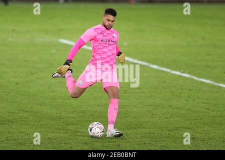 Swansea, Royaume-Uni. 10 février 2021. Zack Steffen, le gardien de but de Manchester City en action. Emirates FA Cup, 5e match, Swansea City v Manchester City au Liberty Stadium de Swansea, au sud du pays de Galles, le mercredi 10 février 2021. Cette image ne peut être utilisée qu'à des fins éditoriales. Utilisation éditoriale uniquement, licence requise pour une utilisation commerciale. Aucune utilisation dans les Paris, les jeux ou les publications d'un seul club/ligue/joueur. photo par Andrew Orchard/Andrew Orchard sports Photography/Alamy Live News crédit: Andrew Orchard sports Photography/Alamy Live News Banque D'Images