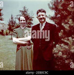 Un couple italien pose dans l'arrière-cour du voisin, dans les années 1950, aux États-Unis Banque D'Images