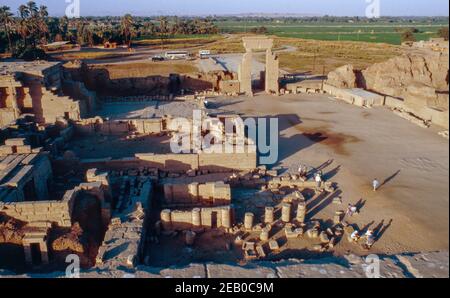 Dendera Temple Complex - l'un des plus anciens temples égyptiens les mieux conservés. Entrée du site vue depuis le toit du Temple de Hathor. Numérisation d'archivage à partir d'une lame. Février 1987. Banque D'Images