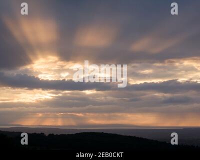 Rayons crépusculaires au-dessus du Canal de Bristol vus de Black Down dans les collines de Mendip, Somerset, Angleterre. Banque D'Images