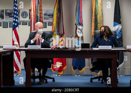 Arlington, États-Unis d'Amérique. 10 février 2021. Le président américain Joe Biden et le vice-président Kamala Harris lors d'une réunion avec le secrétaire à la Défense Lloyd Austin et les chefs interarmées au Pentagone le 10 février 2021 à Arlington, en Virginie. Credit: Planetpix/Alamy Live News Banque D'Images