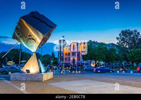 THESSALONIQUE, GRÈCE, 8 SEPTEMBRE 2017 : vue de nuit du parc des expositions de Thessalonique, Grèce Banque D'Images
