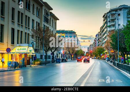 THESSALONIQUE, GRÈCE, 8 SEPTEMBRE 2017 : vue de nuit du boulevard principal de Thessalonique, Grèce Banque D'Images