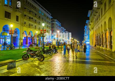 THESSALONIQUE, GRÈCE, 8 SEPTEMBRE 2017 : vue nocturne des personnes marchant sur la place Aristotelous à Thessalonique, Grèce Banque D'Images