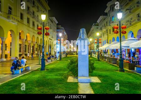 THESSALONIQUE, GRÈCE, 8 SEPTEMBRE 2017 : vue nocturne des personnes marchant sur la place Aristotelous à Thessalonique, Grèce Banque D'Images