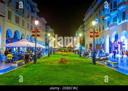 THESSALONIQUE, GRÈCE, 8 SEPTEMBRE 2017 : vue nocturne des personnes marchant sur la place Aristotelous à Thessalonique, Grèce Banque D'Images