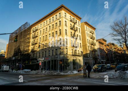 Immeuble d'appartements et vente au détail dans le quartier de Chelsea, à New York, le lundi 8 février 2021. (© Richard B. Levine) Banque D'Images