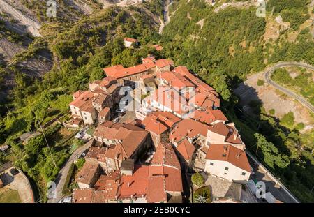 Vue aérienne de l'ancien village de Colonnata situé dans les Alpes Apuanes, province de Massa-Carrara, Toscane, Italie Banque D'Images