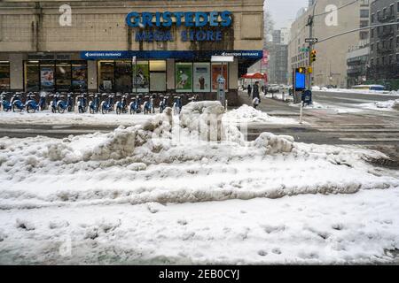 Monticules de neige dans le quartier de Chelsea, à New York, le dimanche 7 février 2021, après diverses tempêtes de neige. (© Richard B. Levine. Banque D'Images