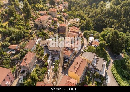 Vue aérienne de l'ancien village de Colonnata situé dans les Alpes Apuanes, province de Massa-Carrara, Toscane, Italie Banque D'Images