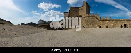 La forteresse génoise est une forteresse de la ville de Sudak, en Crimée, construite par les génoises comme un bastion pour leur colonie dans la région nord de la mer Noire Banque D'Images