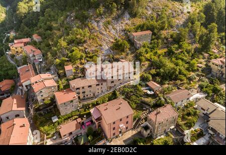 Vue aérienne de l'ancien village de Colonnata situé dans les Alpes Apuanes, province de Massa-Carrara, Toscane, Italie Banque D'Images