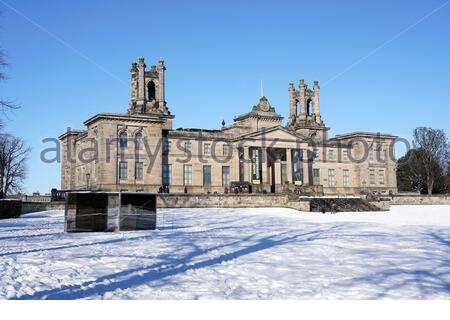 Édimbourg, Écosse, Royaume-Uni. 11 février 2021. Une magnifique journée ensoleillée mais glaciale dans le domaine enneigé de la galerie d'art moderne. Crédit : Craig Brown/Alay Live News Banque D'Images