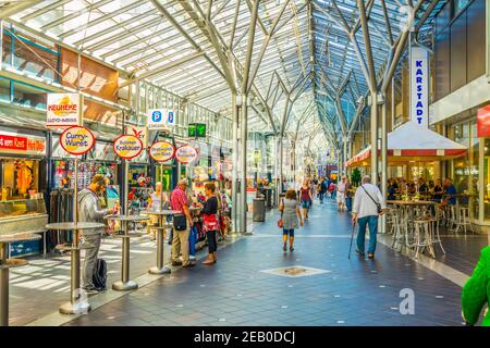 BRÊME, ALLEMAGNE, 30 AOÛT 2016 : les gens traversent le passage Domshof dans le centre de Brême, en Allemagne. Banque D'Images