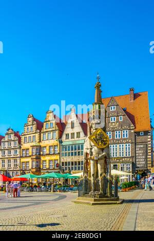 BRÊME, ALLEMAGNE, 30 AOÛT 2016 : les gens marchent sur la place marktplatz avec la statue Roland de brême au centre de Brême, Allemagne. Banque D'Images